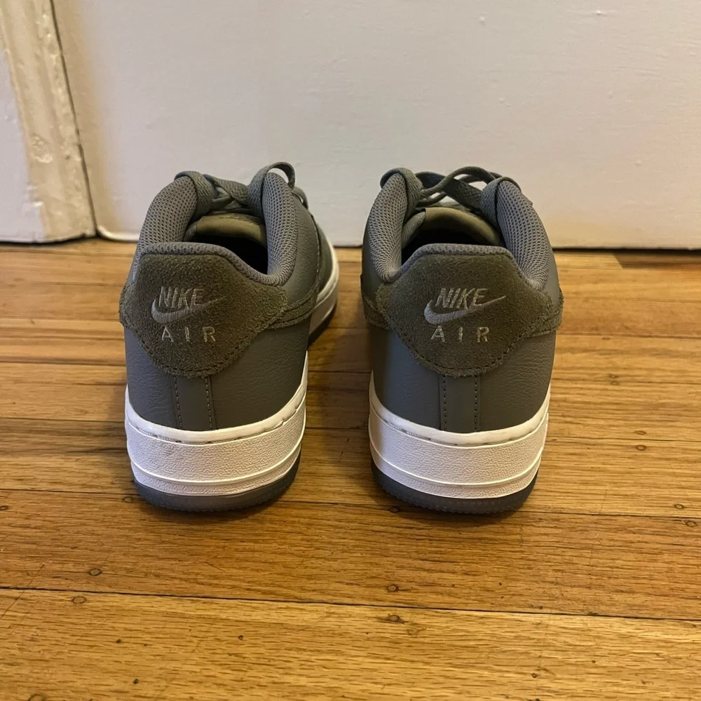 Nike Youth Air Force 1 Low Casual Shoe - Olive Green - Size 6.5Y OR 8.5W - Picture 4 of 7